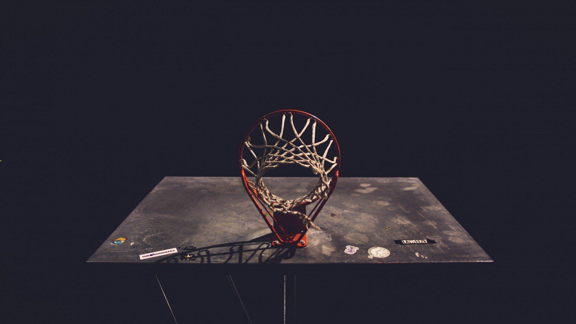 英超联赛激战正酣，曼城逆转利物浦登顶积分榜