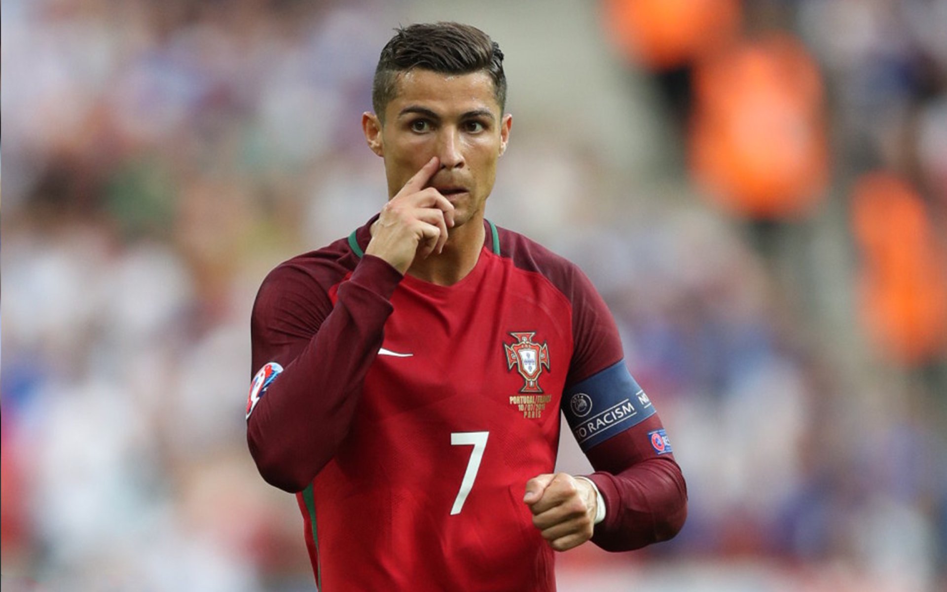 梅西第七次捧起金球奖 刷新历史纪录再创辉煌